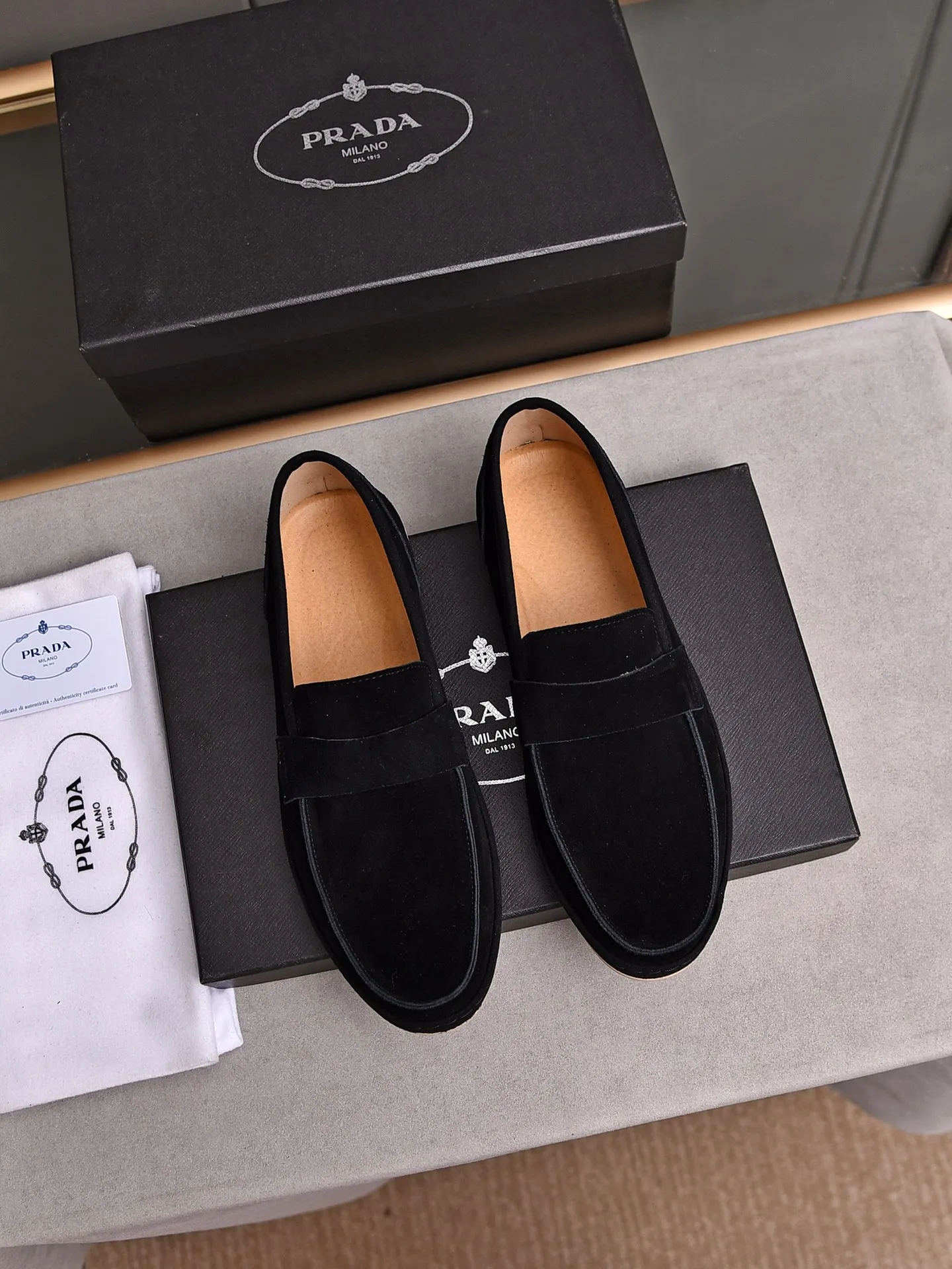 👟👟👟Men's Shoes💰P420 🆕🔥New Updates🔥👟PRADA (Prada) new products are released, imported soft cowhide, fashionable to allow air to penetrate the entire shoe, and the awesome shoes [strong] bring an extremely comfortable and breathable feeling! Beautiful inside and out! Exquisite workmanship, top-grade cowhide material, 😌Number: 38~44, 3 colors available: black, white and blue.